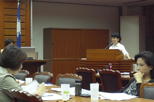 設國家人權館  龍應台：人錢未到位