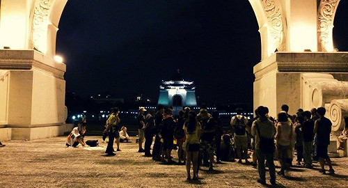 夜宿自由廣場  百人焚香追悼張森文