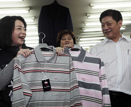 高婉倩代夫出征  首度到市場為倫拉票