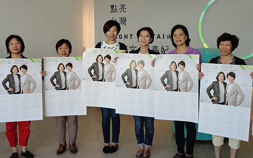 陳亭妃送點亮台灣年曆 籲選民記得投票