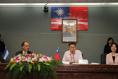 強力掃蕩酒店挨批 柯P：法要成為唯一標準