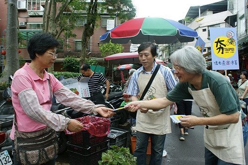 穿圍裙拜票選市長  馮光遠掃街吸睛
