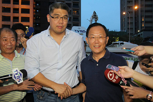 連丁同台高喊當選　台下民眾默默用餐