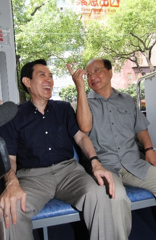 體驗BRT  馬英九脫口「郝比老胡差一點！」