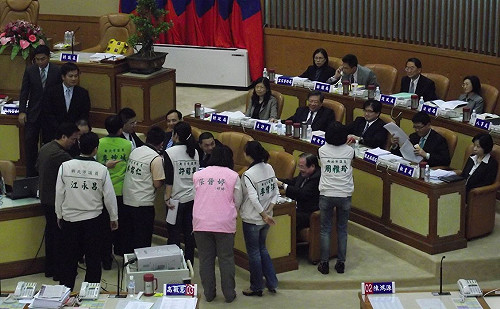 叫不動區長備詢？  新北市綠議員抗議