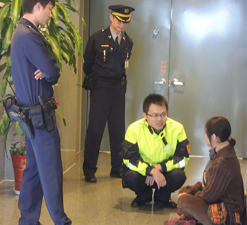 稱電視壞掉 女子闖朱立倫辦公室陳情遭抬走