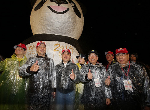 平溪圓仔天燈耍萌  升空數秒即墜毀