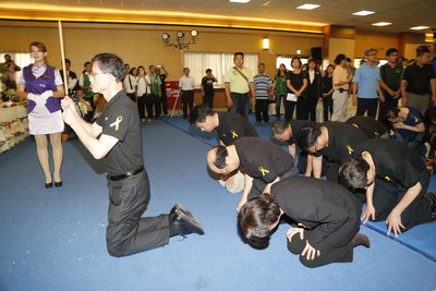 現身公祭遭水杯砸頭  李謀偉：我們來晚了