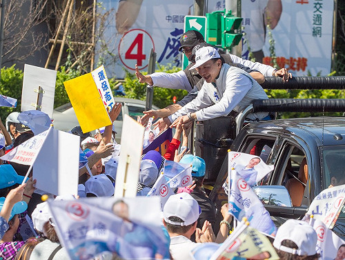 朱立倫忙掃街  行頭都是太太打理