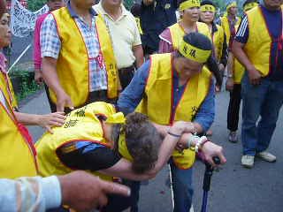 後龍火葬場苗縣府強動工  30人抗爭受傷