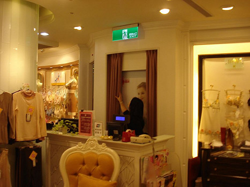 微風廣場防火門設櫃  遭罰12萬元