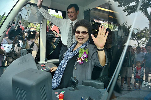 高雄輕軌開放參觀 陳菊籲民眾提供意見