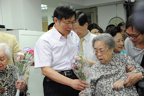 柯P：讓警察當稻草人  乾脆用攝影機開單