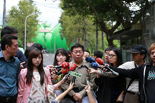 打夫人牌？  柯P：我回去問陳佩琪班表