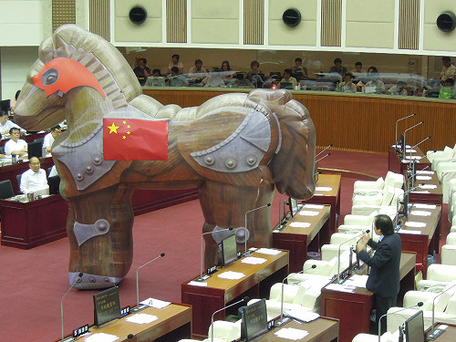 綠諷連勝文傾中  2樓高充氣馬進市議會