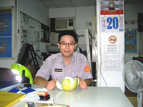 波麗士大人颱風天「剝柚子」勸回自殺男