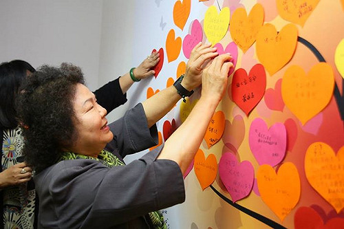 重建中心揭牌  陳菊談氣爆滿懷虧欠