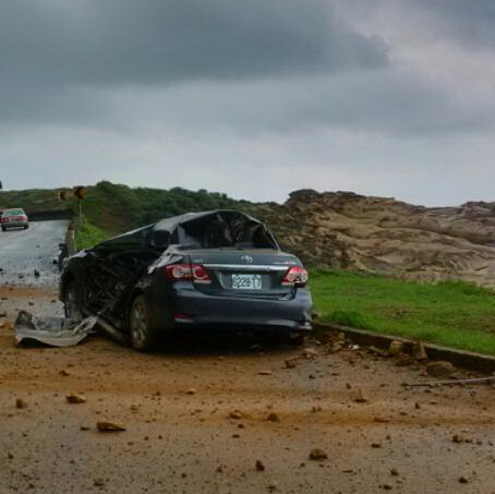 新北瑞芳落石砸車  2人送醫