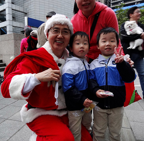 選戰聖誕風 林鴻池扮聖誕老公公發糖果