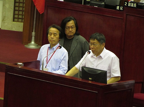 藍議員問怎不查高雄巨蛋  柯P呵呵笑