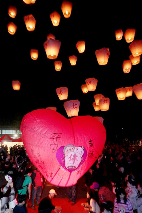 心型天燈齊飛 平溪燈節有愛相伴