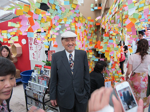 慰勞柯總部員工  彭明敏：對選情有信心