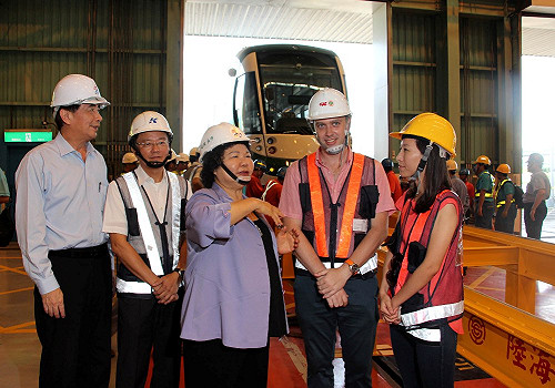 首輛輕軌列車抵高雄 市府盼如期上路
