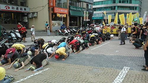 六步一跪  反航空城民眾上街籲全區聽證