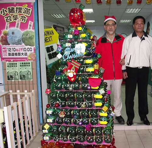 林濁水扮聖誕老人  公開首棵小豬聖誕樹