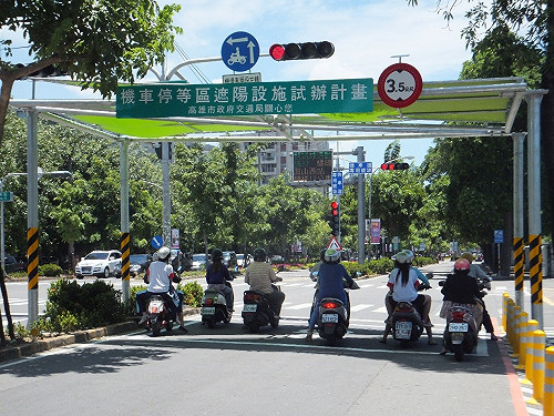 機車族不怕晒  高市首創停等紅綠燈遮蔭