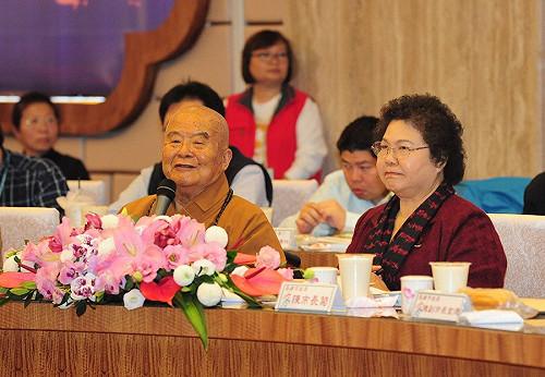 施政跳脫藍綠框架 高市府會議移師佛光山