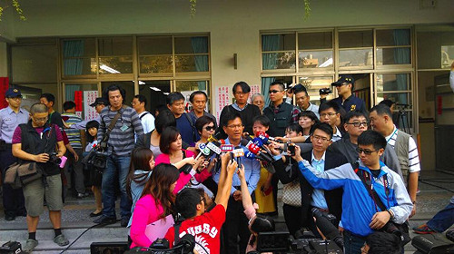 偕妻投票 林佳龍：結果交由台中市民決定