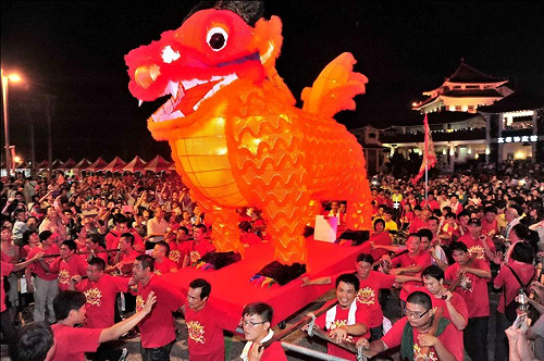 左營萬年季開鑼  蓮池潭聲光夜未眠