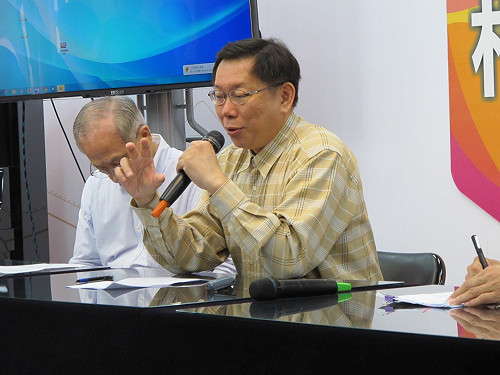 柯P酸馬掃街：熱烈丟鞋子也是熱烈