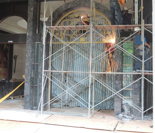 板橋豪宅非法佔開放空間  市府今拆除