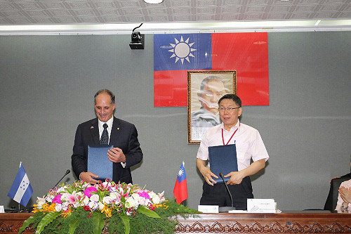 柯P著襯衫接見 宏國首都市長：很親切