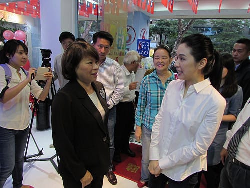 台上提「八卦版連勝文」 蔡依珊微笑以對