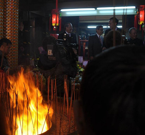 造神？朱立倫上香「發爐」被喊「總統」