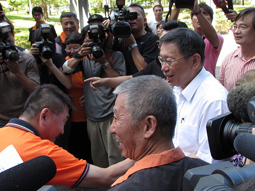 遇柯P  劉文雄酸：有人不擁抱橘子還捏爆