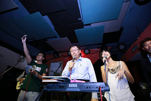 柯P坦承：酒吧女英文好 不是好的形容詞