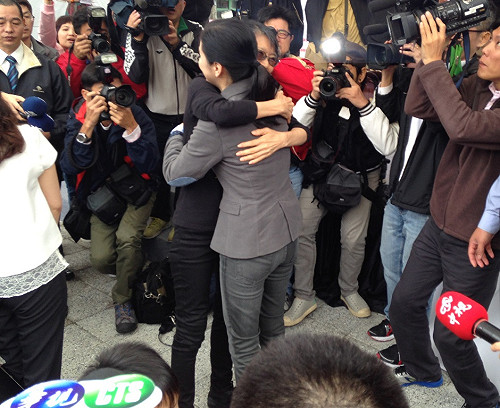 總統夫人牌出動 周美青、蔡依珊見面大擁抱