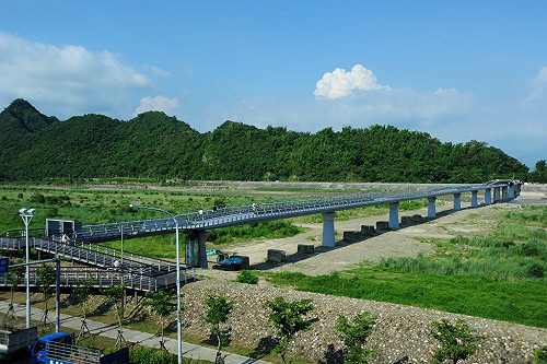 高雄旗山地景橋啟用 通行兼休閒