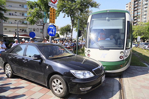 高雄輕軌初勘小缺失 改善後月底試營運