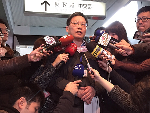 鴻海登報  柯P撂話：不會接受財團威脅