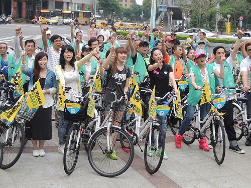 新北市議員李婉鈺率眾騎腳踏車 宣揚反核