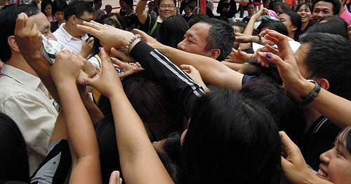 新北辦活動  外勞搶拿朱立倫餅乾