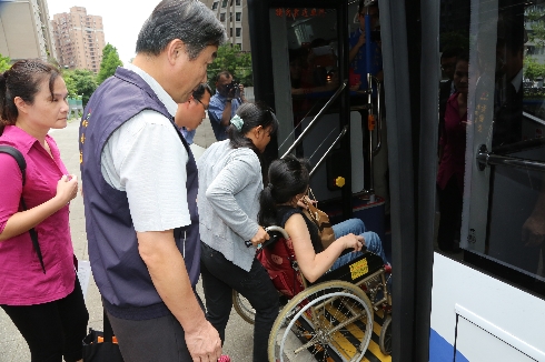 BRT預約試乘破萬人  中市議員先感受