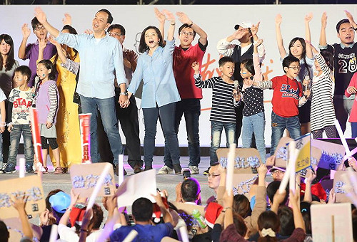 朱立倫衝選票  妻子高婉倩壓軸現身