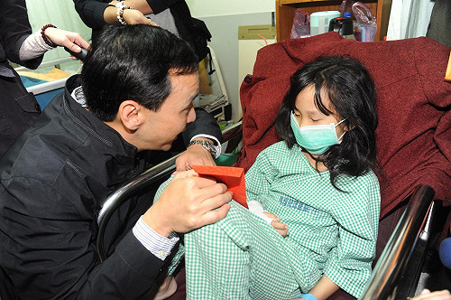 勇敢救母郭小妹  朱立倫探視嘉勉