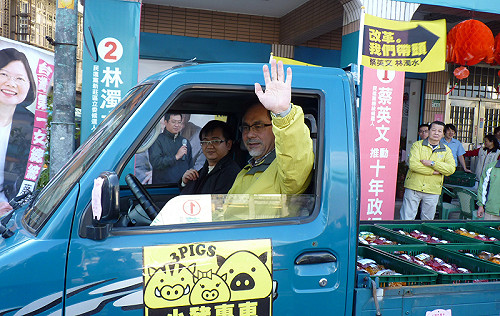 立委決戰新莊 林濁水親送小豬回娘家